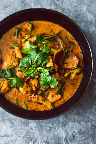 Vejetaryen brokoli tofusu ve taze kişniş ve şifalı otlarla birlikte soğan körisi.