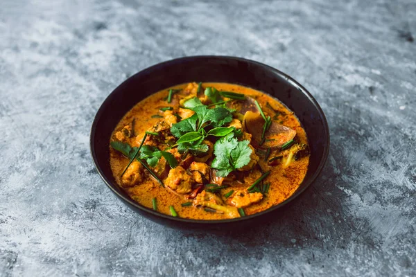 Vejetaryen brokoli tofusu ve taze kişniş ve şifalı otlarla birlikte soğan körisi.