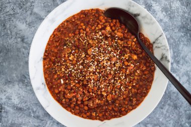 Vejetaryen mercimek ve kuskus ragu, bitkiler ve duka karışımı, sağlıklı bitki temelli yemek tarifleri.