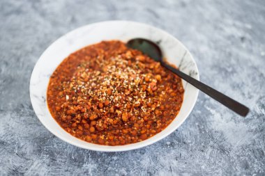 Vejetaryen mercimek ve kuskus ragu, bitkiler ve duka karışımı, sağlıklı bitki temelli yemek tarifleri.