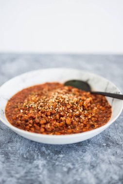 Vejetaryen mercimek ve kuskus ragu, bitkiler ve duka karışımı, sağlıklı bitki temelli yemek tarifleri.