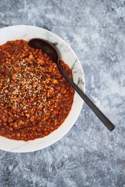 Vejetaryen mercimek ve kuskus ragu, bitkiler ve duka karışımı, sağlıklı bitki temelli yemek tarifleri.