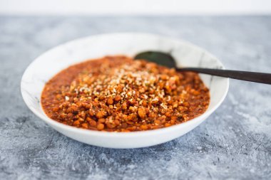 Vejetaryen mercimek ve kuskus ragu, bitkiler ve duka karışımı, sağlıklı bitki temelli yemek tarifleri.