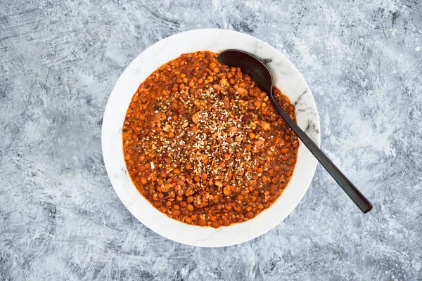 Vejetaryen mercimek ve kuskus ragu, bitkiler ve duka karışımı, sağlıklı bitki temelli yemek tarifleri.