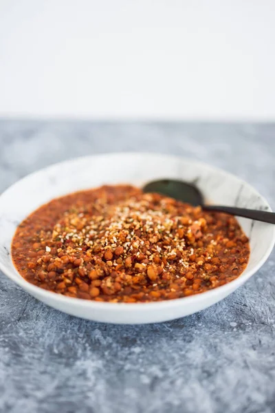 Vejetaryen mercimek ve kuskus ragu, bitkiler ve duka karışımı, sağlıklı bitki temelli yemek tarifleri.