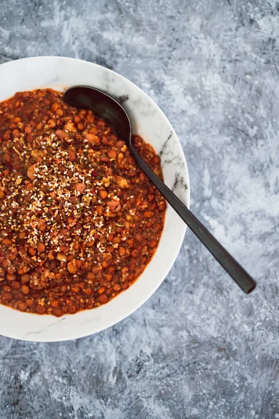 Vejetaryen mercimek ve kuskus ragu, bitkiler ve duka karışımı, sağlıklı bitki temelli yemek tarifleri.