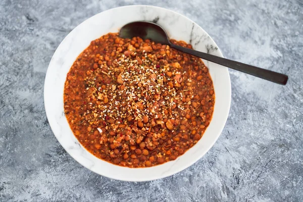 Vejetaryen mercimek ve kuskus ragu, bitkiler ve duka karışımı, sağlıklı bitki temelli yemek tarifleri.