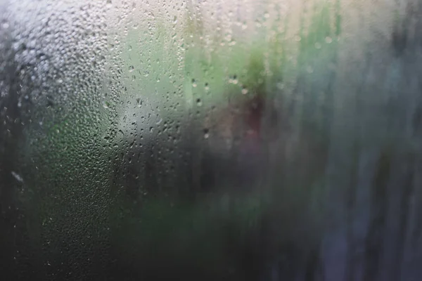 Vattendroppar Luftfuktighet Kondens Fönsterglas Sett Från Inomhus Med Bakgård Bokeh — Stockfoto