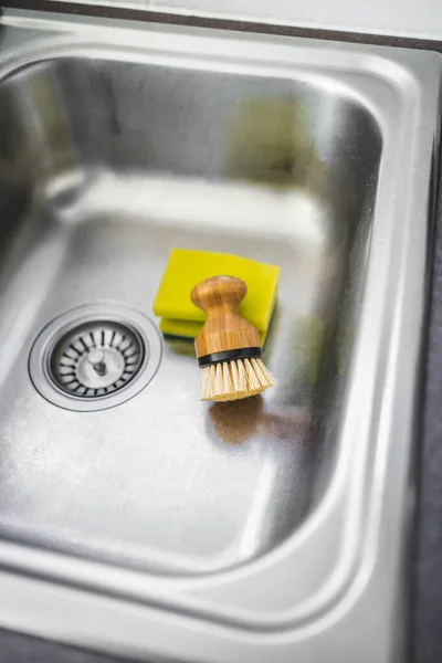 Kitchen Sink Disposable Sponge Durable Reusable Bamboo Brush Wash Dishes — Stock Fotó