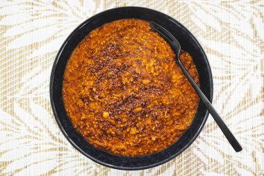 Vejetaryen karışık fasulye çorbası, kuskus ve keten tohumları, sağlıklı bitki bazlı yemek tarifleri.