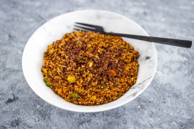 Mısır bezelyeli vegan kinoası ve havuç esprisi kırmızı pesto ve keten tohumu, sağlıklı bitki temelli yemek tarifleri.