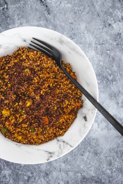 Mısır bezelyeli vegan kinoası ve havuç esprisi kırmızı pesto ve keten tohumu, sağlıklı bitki temelli yemek tarifleri.