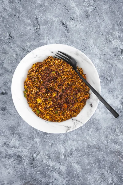 Mısır bezelyeli vegan kinoası ve havuç esprisi kırmızı pesto ve keten tohumu, sağlıklı bitki temelli yemek tarifleri.