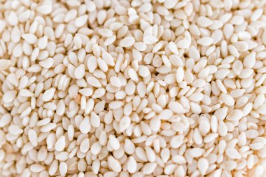 Susam tohumları. Kilerdeki malzemelerin yakından çekimi. Tabaklarınızı tatlandıracak basit malzemeler.