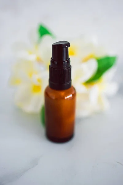 Natural Beauty Organic Ingredients Skincare Apothecary Skincare Bottle Tropical Frangipani — Foto de Stock