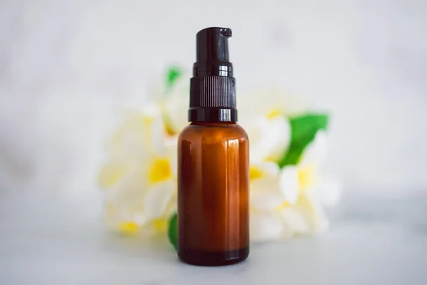 Natural Beauty Organic Ingredients Skincare Apothecary Skincare Bottle Tropical Frangipani — Foto de Stock