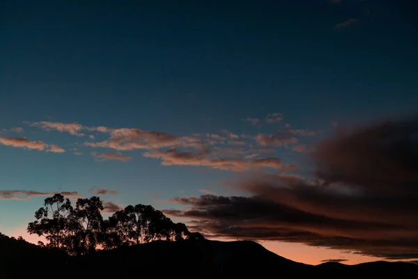 Orange Sonnenuntergang Wolken Über Den Bergen Mit Eukalyptusbäumen Silhouetten Aufgenommen — Stockfoto
