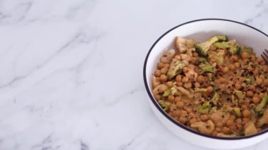 Vejetaryen baharatlı nohut brokoli ve fıstık soslu karnabahar kızartması, sağlıklı bitki temelli yemek tarifleri.