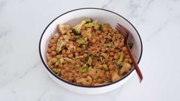 Veganska Kryddiga Kikärter Broccoli Och Blomkål Steka Med Jordnötssås Friska — Stockvideo