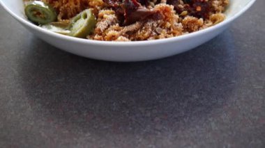 Kurutulmuş domatesli ve biberli vejetaryen spagetti, sağlıklı bitki temelli yemek tarifleri.