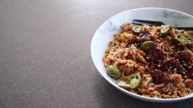 Kurutulmuş domatesli ve biberli vejetaryen spagetti, sağlıklı bitki temelli yemek tarifleri.