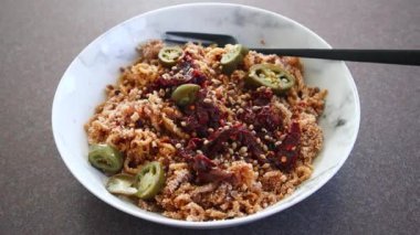 Kurutulmuş domatesli ve biberli vejetaryen spagetti, sağlıklı bitki temelli yemek tarifleri.