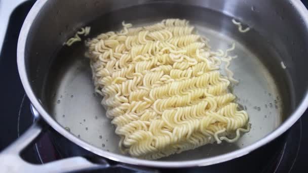 Macarrão Instantâneo Fervendo Pote Aço Inoxidável Close Com Câmera Movendo — Vídeo de Stock