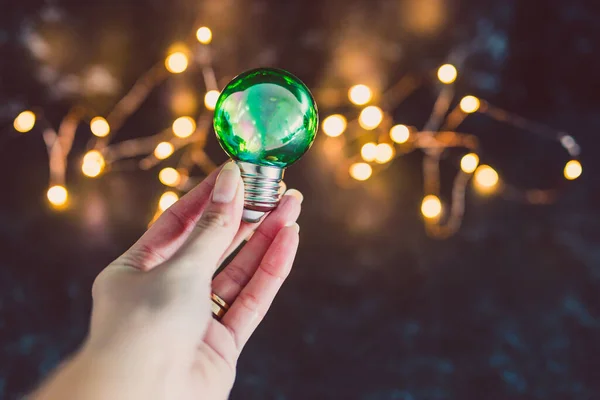 Grön Ekonomi Och Idéer För Miljön Hand Visar Grön Glödlampa — Stockfoto