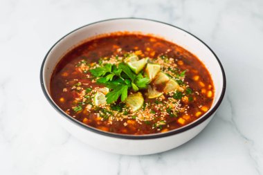 Meksika usulü vejetaryen çorbası, kırmızı fasulye, mısır ve baharatlı domates çorbası, sağlıklı bitki bazlı yemek tarifleri.