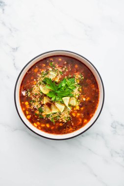 Meksika usulü vejetaryen çorbası, kırmızı fasulye, mısır ve baharatlı domates çorbası, sağlıklı bitki bazlı yemek tarifleri.