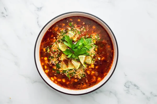 Meksika usulü vejetaryen çorbası, kırmızı fasulye, mısır ve baharatlı domates çorbası, sağlıklı bitki bazlı yemek tarifleri.