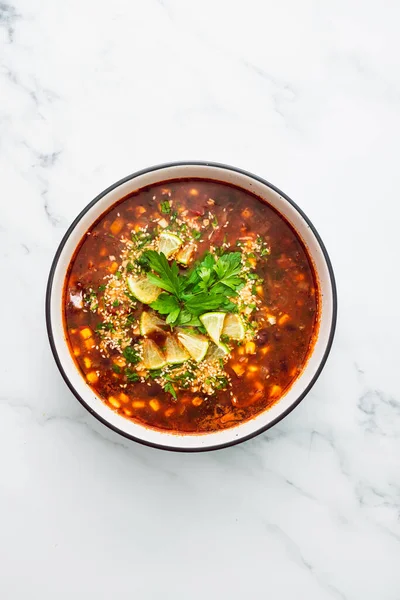 Meksika usulü vejetaryen çorbası, kırmızı fasulye, mısır ve baharatlı domates çorbası, sağlıklı bitki bazlı yemek tarifleri.