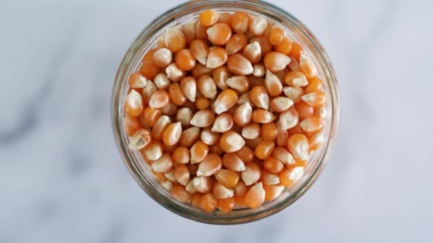 Maiskörner Zur Herstellung Von Popcorn Glas Konzept Der Einfachen Natürlichen — Stockvideo