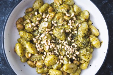 vegan yeşil pesto gnocchi beyaz fasulye ve çam fıstığı, sağlıklı bitki temelli yemek tarifleri