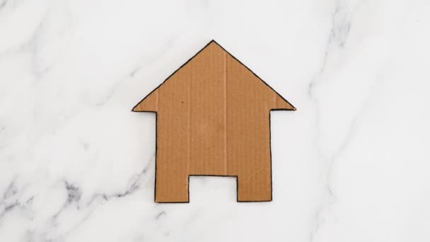 抵押贷款租金和房价的上涨和下跌 用硬纸板制成的房屋图标 图表显示了上下波动的数据 — 图库视频影像