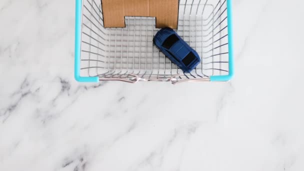 Bir Araba Kredisi Almak Veya Beyaz Mermer Arka Planda Alışveriş — Stok video