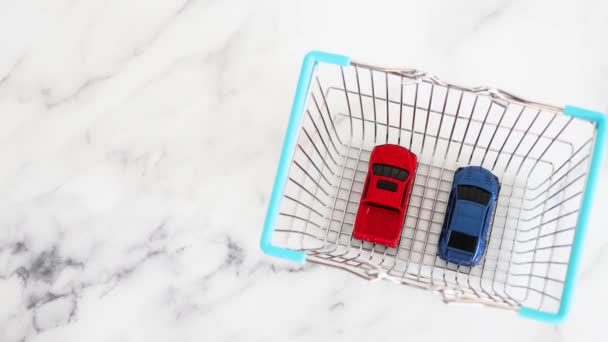 Auswahl Eines Neuen Autos Spielzeugautos Verschiedenen Farben Und Formen Warenkorb — Stockvideo