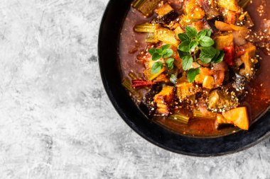 Patlıcan kertenkeleli vejetaryen Türk yemeği ve baharatlı sebze çorbası, sağlıklı bitki temelli yemek tarifleri.