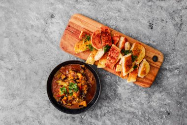 Patlıcan kertenkeleli vegan hindi yahnisi ve baharatlı sarımsaklı çorba, sağlıklı bitki temelli yemek tarifleri.