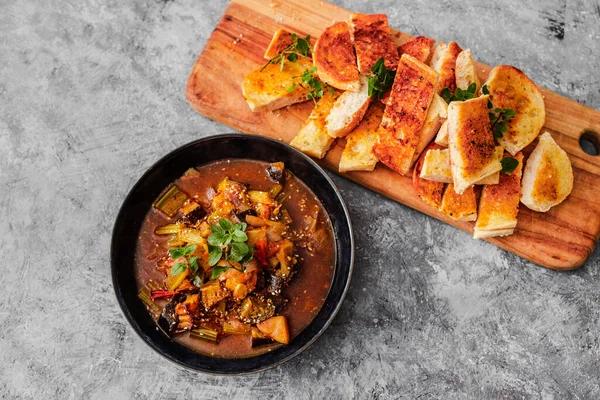 素食的土耳其火锅配上茄子芹菜 并在辛辣的肉汤中加入大蒜面包和健康的植物食品配方 — 图库照片
