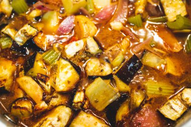 Fırında pişirilen baharatlı sebzeli sebzeli patlıcanlı kerevit ve patates kızartması, sağlıklı bitki bazlı yemek tarifleri.