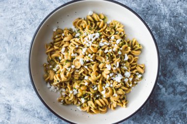 Vejetaryen ıspanak ve mandıra içermeyen makarna kasesi, sağlıklı bitki temelli yemek tarifleri.