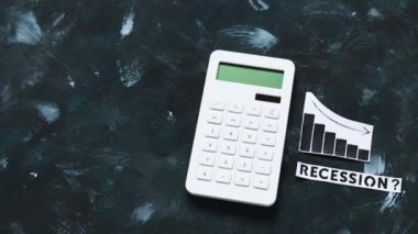 Ekonomideki durgunluk ve durgunluk hesaplayıcının yanındaki metin ve istatistiklerin düştüğünü gösteren grafiklerle ekonomik kavramsal görüntü