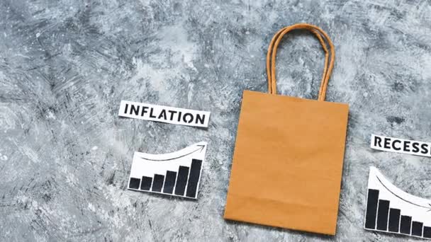 通货膨胀和经济衰退 概念形象 与文字和图表显示价格上升和增长下降旁边购物袋 — 图库视频影像