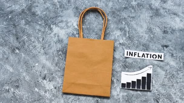 Enflasyon Durağan Ekonomi Kavramsal Imajıyla Alışveriş Torbası Üzerinde Fiyatların Yükseldiğini — Stok video