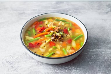 Sebze ve soya proteiniyle karışık vejetaryen Asya sebze çorbası, sağlıklı bitki temelli yemek tarifleri.