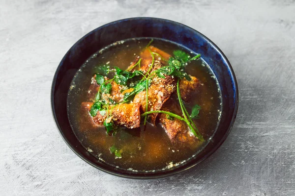素食饺子汤 配上辛辣的肉汤和健康的植物食品配方 — 图库照片