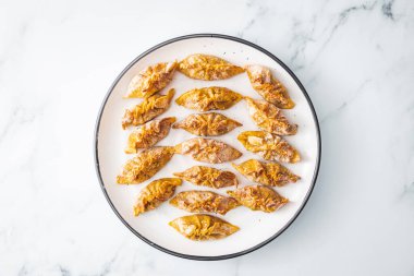 Ev yapımı mantı köftesi, mercimek havucu ve soğan dolgulu, sağlıklı bitkisel yemek tarifleri.