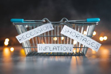 Ekonomi, kavramsal imajdan sonra enflasyon kıtlığı ve karanlık arka planda boş alışveriş sepetindeki durgunluk metinleri