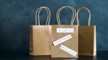 Ekonomi kavramsal imajdan, enflasyon kıtlığından ve alışveriş torbaları üzerindeki durgunluk metinlerinden sonra, 